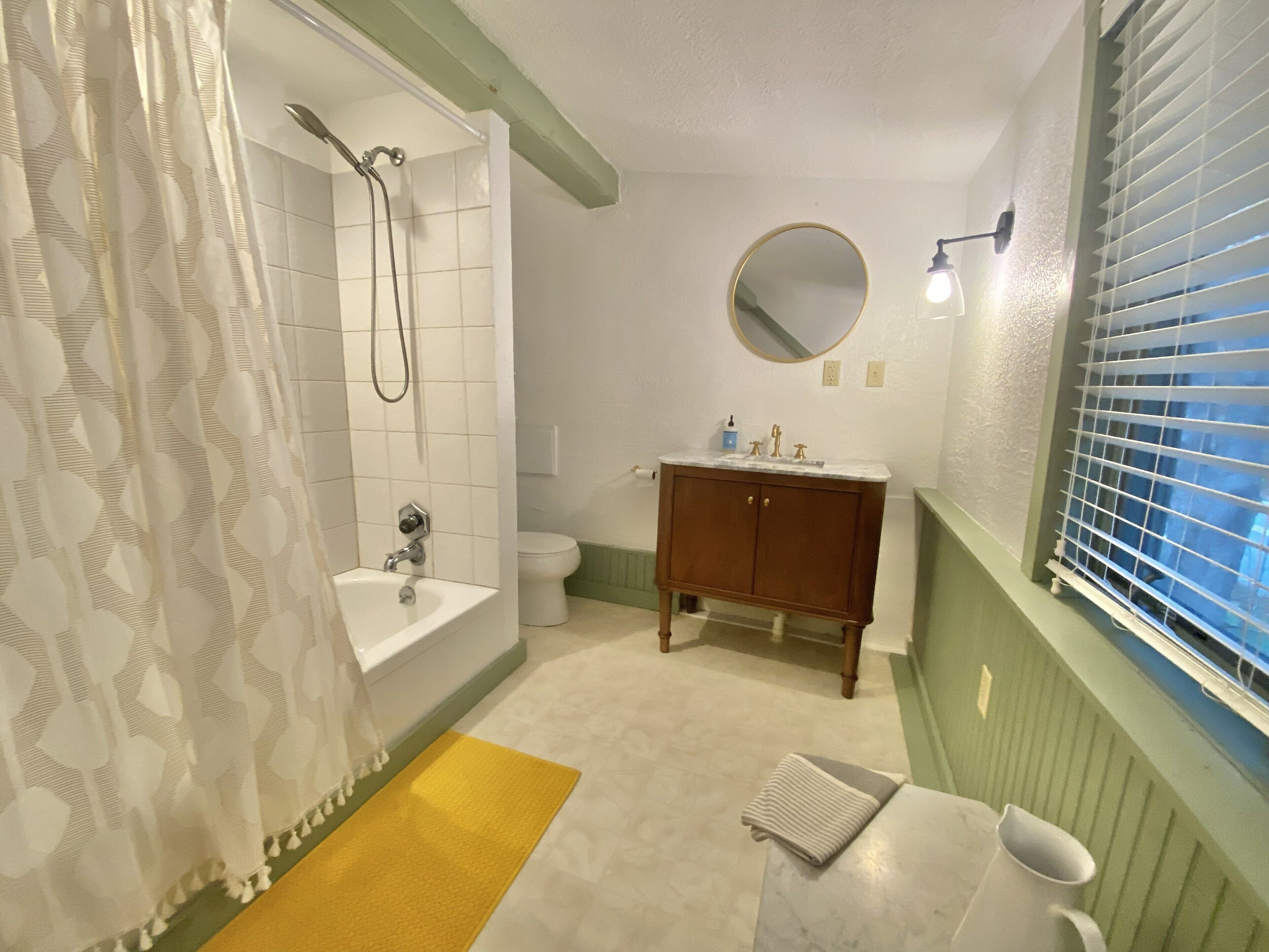 Douche, serviettes fournies, savon, papier toilette
