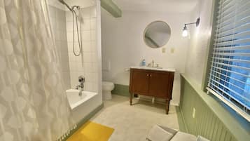 Douche, serviettes fournies, savon, papier toilette