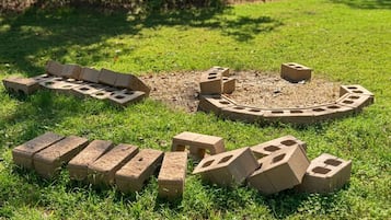Una estructura circular de ladrillo en un campo cubierto de hierba.