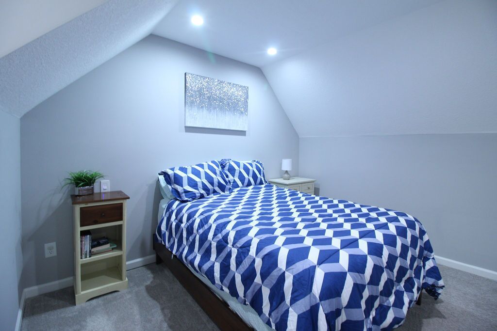 4 bedrooms, iron/ironing board, free WiFi, bed sheets