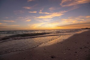 A beach with waves and a sunset. - NEW! Flamingo Breeze Waterfront • Walk to Beach and Restaurants (Treasure Island)
