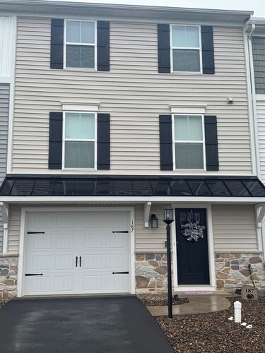Sugar Magnolia. Beautifully decorated 3-bedroom townhome conveniently located!