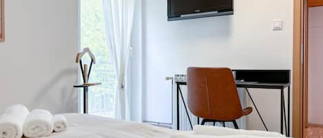 3 habitaciones, tabla de planchar con plancha y cuna de viaje
