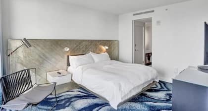 18th Floor Luxury W Residence - 2 King Suites, Pools & 2-min walk to Beach