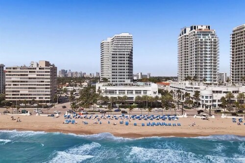 18th Floor Luxury W Residence - 2 King Suites, Pools & 2-min walk to Beach