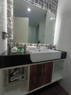 Dusche, Haartrockner, Bidet, Handtücher