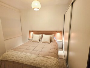 1 dormitorio, tabla de planchar con plancha, wifi gratis y ropa de cama