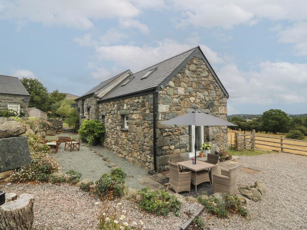 Outdoor dining - THE BYRE, pet friendly, character holiday cottage in Tal-Y-Bont (Conwy)
