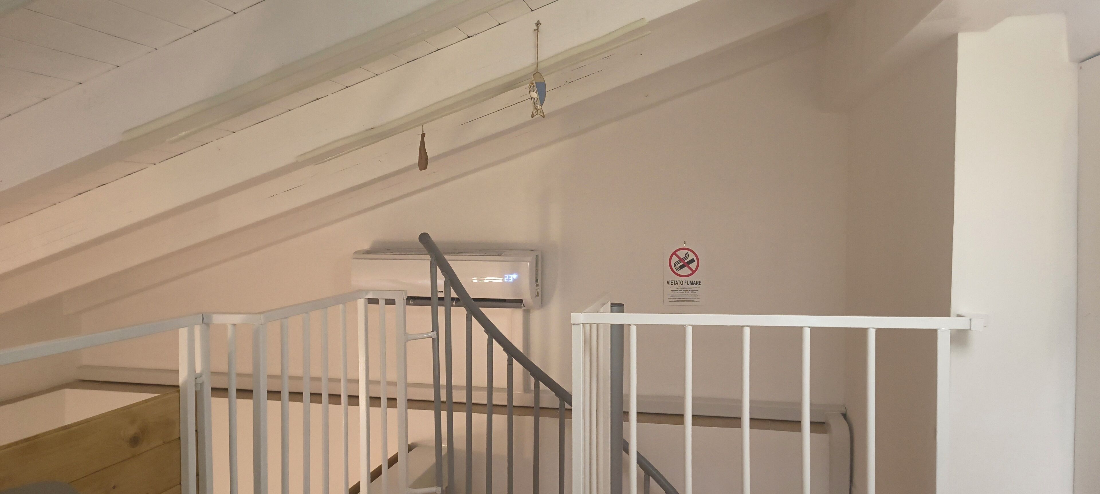 Una escalera con barandilla blanca que lleva a una plataforma.