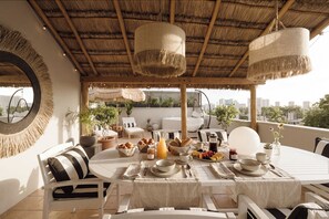 Outdoor dining - Family & Friends Rooftop apartament - Jacuzzi-Prime Cancun Location (Cancún)