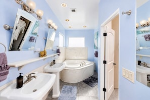Shower, jetted bath, hair dryer, towels - 3-bedroom house @ RED ROCK HAVEN - Walkable access to hiking (Sedona)
