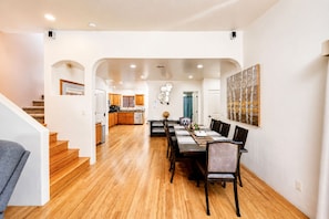 Dining - 3-bedroom house @ RED ROCK HAVEN - Walkable access to hiking (Sedona)