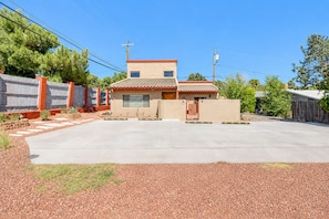 Exterior - 3-bedroom house @ RED ROCK HAVEN - Walkable access to hiking (Sedona)