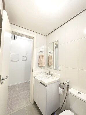 Asciugacapelli, bidet, asciugamani, sapone
