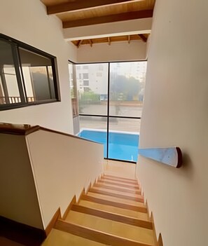 A staircase leading to a balcony with a pool view. - Spacious Beach House Bello Horizonte Pool & Beach (Santa Marta)