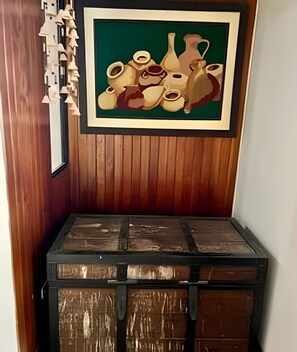 Eine Holzwand mit einem gerahmten Kunstwerk aus Keramik.