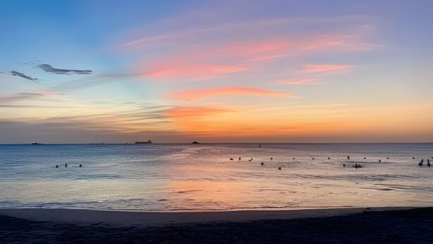 A beach with calm waters and a sunset. - Bello Horizonte Haven | Resort Pools & Beach (Santa Marta)