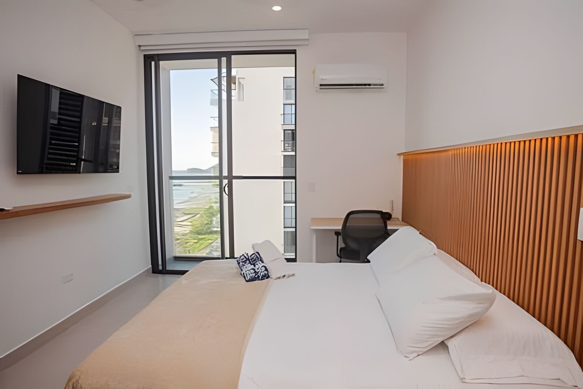 Iron/ironing board, bed sheets