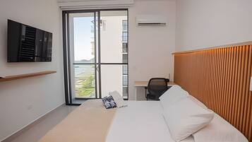 Iron/ironing board, bed sheets