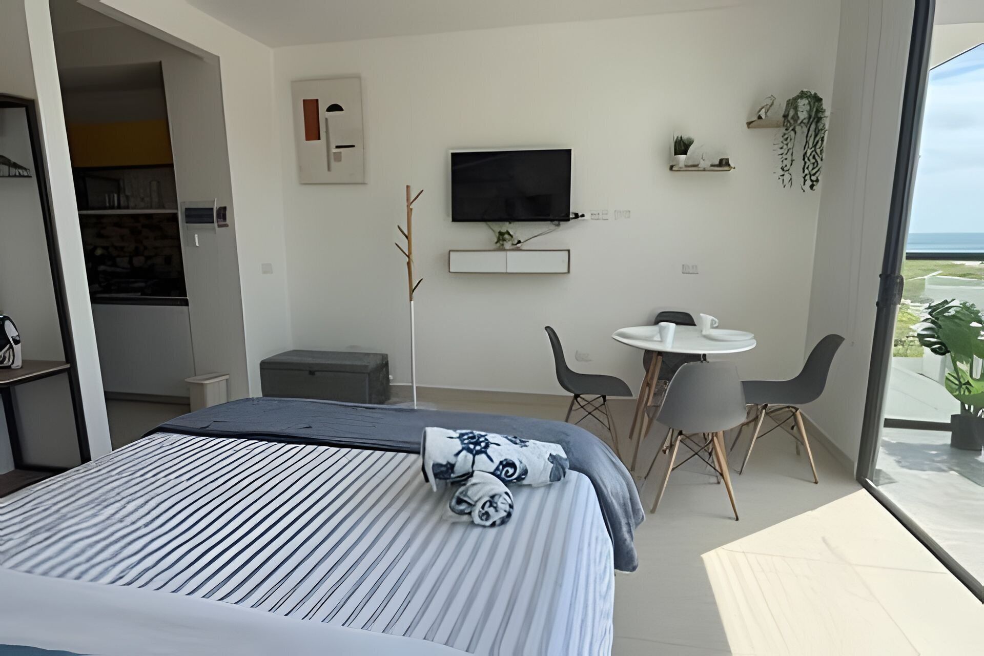 Iron/ironing board, bed sheets