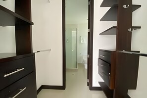 A modern interior with a wardrobe, a mirror, and a door leading to another room. - Rodadero Escape | Pool, Balcony, BBQ & Parking (Santa Marta)