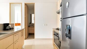 Coffee/tea maker, fridge, microwave, oven