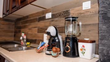 Cafetière/bouilloire, réfrigérateur, four, plaque de cuisson