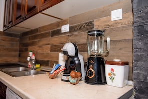 Cafetière/bouilloire, réfrigérateur, four, plaque de cuisson