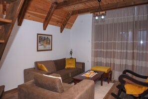 Una Smart TV, una chimenea, libros