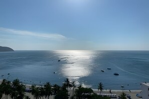 A beach with clear skies, calm sea, and boats. - Rodadero: Apt w/ Balcony, Ocean View & Elevator (Santa Marta)