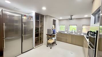 Coffee/tea maker, fridge, microwave, oven