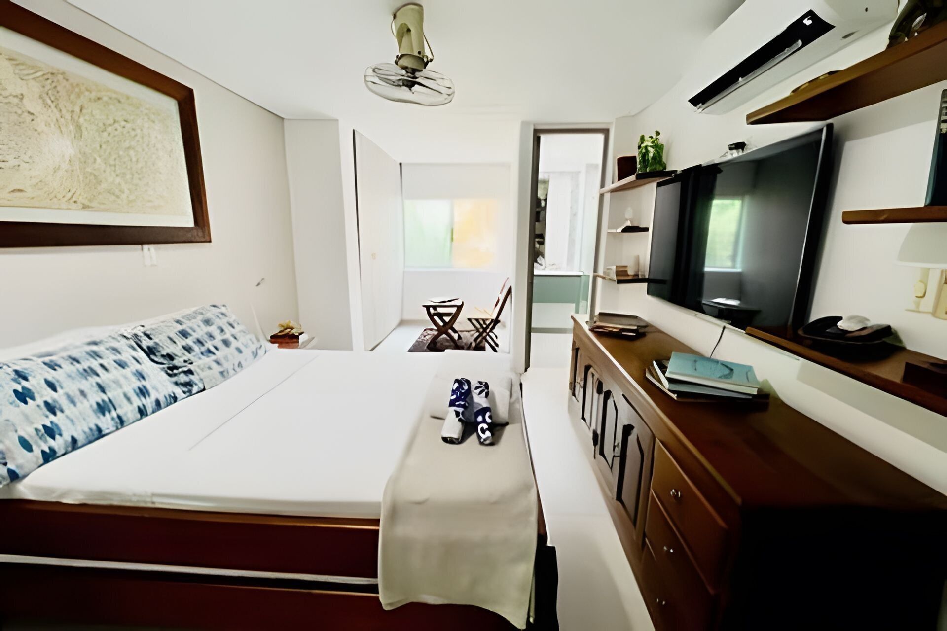 Iron/ironing board, bed sheets
