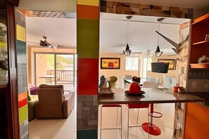 Eine moderne Küche mit Essbereich, einer Bar mit Hockern und Blick ins Freie.