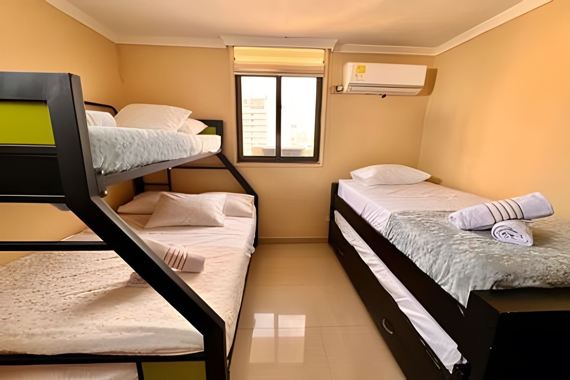 Iron/ironing board, bed sheets