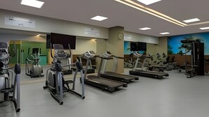 Ein Fitnessstudio mit Laufbändern, Ergometer und Kraftgeräten.