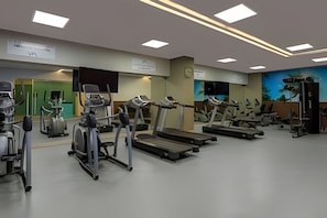 A gym with multiple treadmills, stationary bikes, and weight machines. - Bello Horizonte: Modern Loft w/ Pool & Beach (Santa Marta)