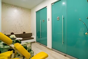 A room with teal-colored wardrobes, a small round table, and a sofa. - Bello Horizonte: Modern Loft w/ Pool & Beach (Santa Marta)