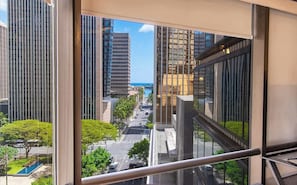 Un edificio alto con vistas a un paisaje urbano y una masa de agua.
