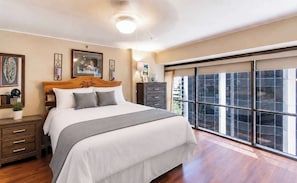 Iron/ironing board, travel crib, WiFi, bed sheets - Executive Centre Honolulu (Honolulu)