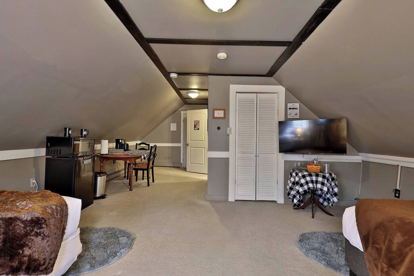 1 bedroom, desk, iron/ironing board, WiFi