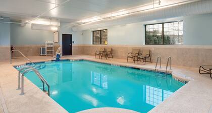 ADA King Studio w/ Roll-In Shower | Free Breakfast