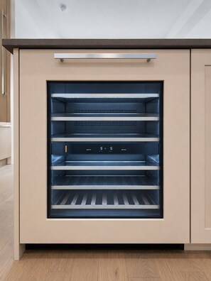Une cuisine moderne équipée d’un four encastré et d’un four à micro-ondes.