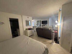 Room - Bright renovated studio steps from Bonita Beach & balcony gulf breezes all day (Bonita Springs)