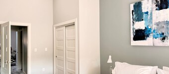 Downtown Apt w/ Balcony & Free Parking