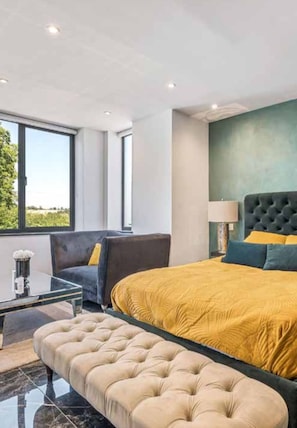 5 bedrooms, iron/ironing board, WiFi, bed sheets