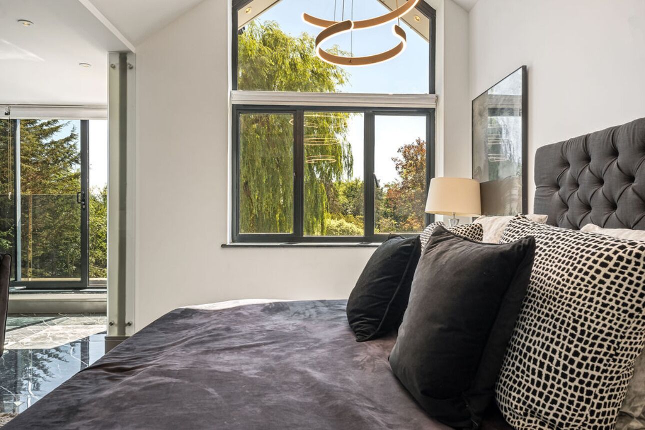 5 bedrooms, iron/ironing board, WiFi, bed sheets