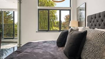 5 bedrooms, iron/ironing board, WiFi, bed sheets