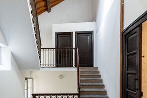 A staircase with a handrail and a door at the bottom. - The Lane, Arona Center, AC, Wi-Fi by Guestaly (Arona)