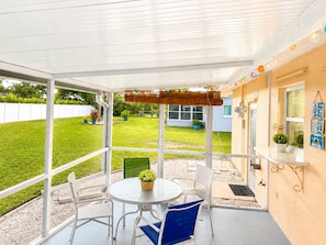 Outdoor dining - Beautiful 2 bed house in superb Cape Coral Yacht club area sleeps 6 (Cape Coral)