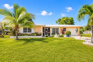 Exterior - Beautiful 2 bed house in superb Cape Coral Yacht club area sleeps 6 (Cape Coral)